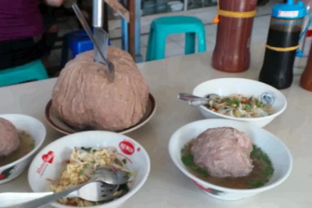 Top 3: Siapa Sanggup Habiskan Bakso Sebesar Kepala Manusia?