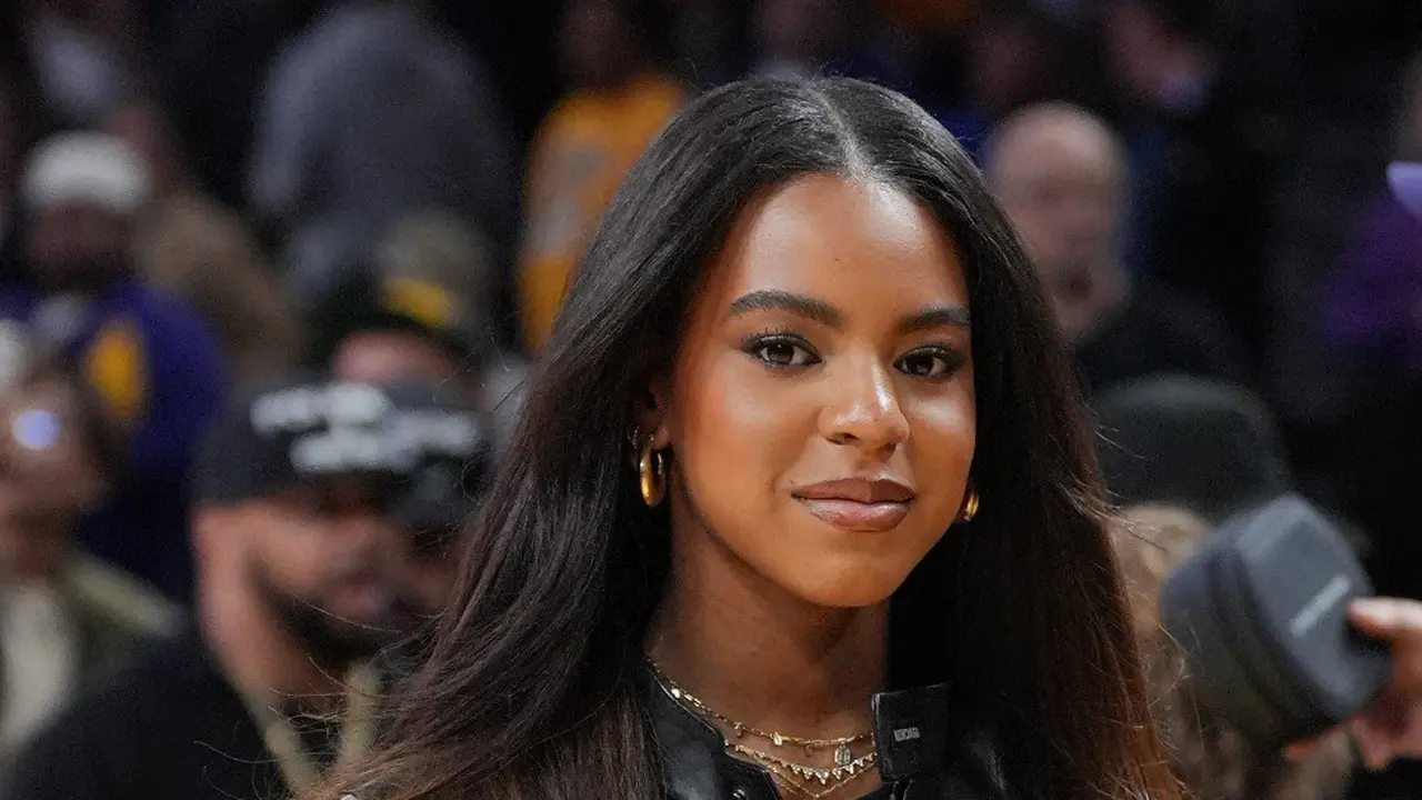 Blue Ivy tampak sangat mirip dengan Beyoncé saat menghadiri pertandingan NBA bersama ayahnya, Jay-Z.