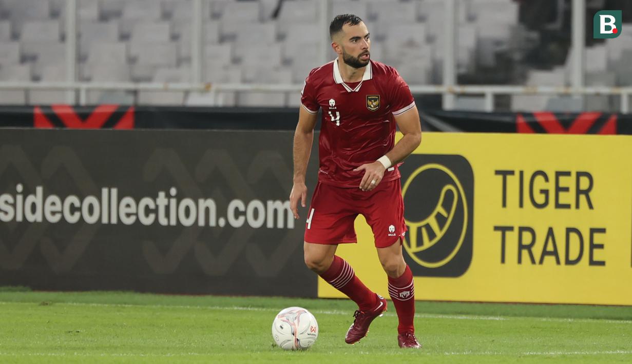 Jordi Amat. Menurut Alexandre Polking, bek tengah naturalisasi yang kini bermain bersama Johor Darul Ta'zim ini adalah pemain yang memiliki kualitas umpan dan visi bermain yang bagus dalam membangun serangan dari lini belakang Timnas Garuda. Umpan-umpan matang dan terukurnya bisa menjadi ancaman jika mampu dikreasikan oleh para rekannya di lini tengah. (Bola.com/Abdul Aziz)