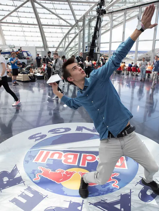 Seorang peserta menerbangkan pesawat kertas pada ajang kompetisi Red Bull Paper Wings World Final 2019 di Salzburg, Austria pada 17 Mei 2019. Lebih dari 170 peserta dari seluruh dunia berpartisipasi dalam tiga kategori yaitu jarak terpanjang, waktu terpanjang, dan aerobatik. (ALEX HALADA / AFP)