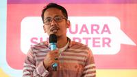 Koordinator Save Our Soccer, Akmal Marhali memberikan materi pada acara diskusi suporter Timnas Indonesia menyambut Piala Dunia U-20 2023 di Pulau Dua Senayan, Jakarta, Jumat (24/03/2023). Acara yang betajuk Suara Suporter tersebut diselenggarakan oleh Presidium Nasional Suporter Sepak Bola Indonesia (PN-SSI). (Bola.com/Bagaskara Lazuardi)