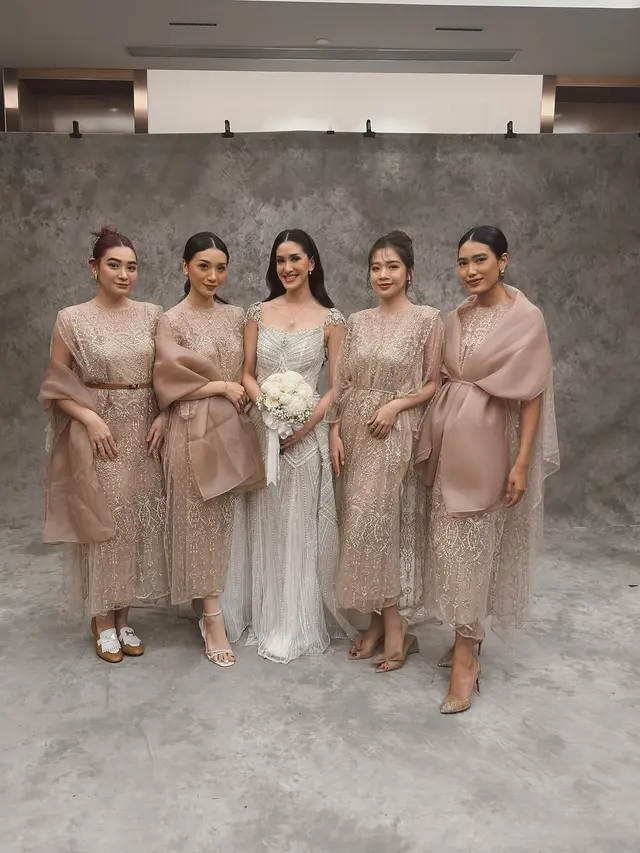 Potret Alika Islamadina Jadi Bridesmaid di Pernikahan Elma (credit: instagram/alikaislamadina)