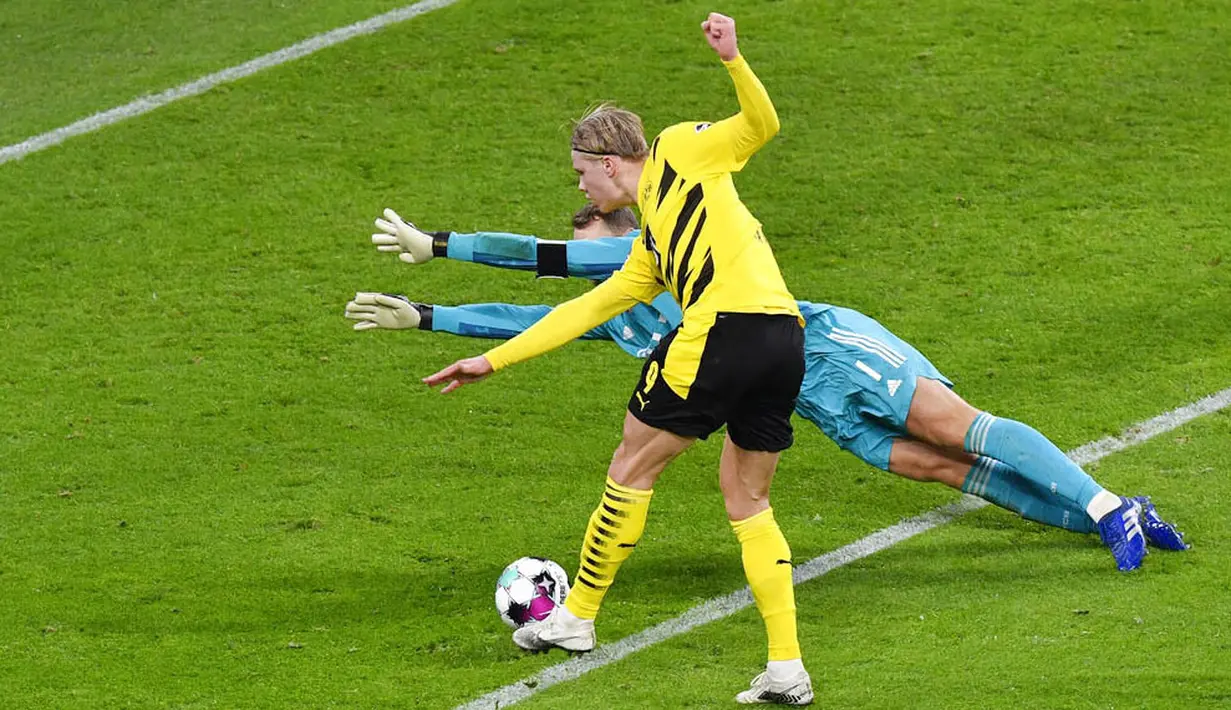Striker Borussia Dortmund, Erling Haland, mencetak gol ke gawang Bayern Munchen pada laga Bundesliga di Stadion Signal Iduna Park, Sabtu (7/11/2020). Bayern menang dengan skor 3-2. (AP Photo/Martin Meissner, Pool)