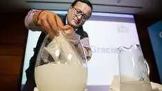Insinyur Chile, Christian Olivares melarutkan tas plastik bermaterial biodegradable ke dalam air di Santiago, Selasa (24/7). Tas inovatif tersebut bisa menjadi pengganti plastik-plastik yang selama ini mencemari lingkungan. (AFP/CLAUDIO REYES)