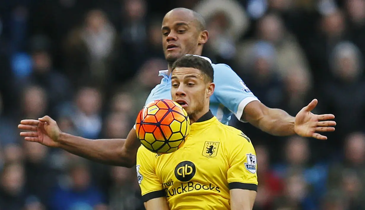 Penyerang Aston Villa, Rudy Gestade, berebut bola dengan bek Manchester City, Vincent Kompany. Keempat gol dari City tercipta pada babak kedua. (Reuters/Jason Cairnduff)