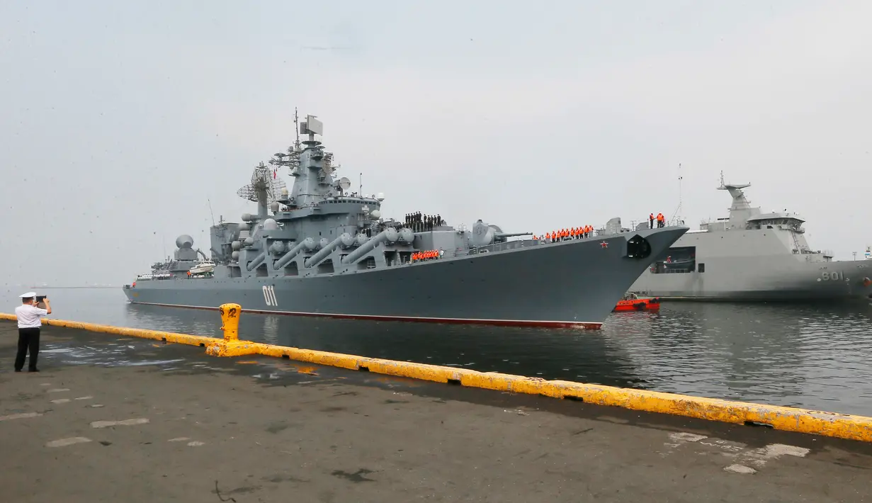 Kapal penjelajah rudal milik AL Rusia, Varyag berlabuh di Pelabuhan Manila Selatan, Filipina (20/4). Dua kapal perang Varyag dan kapal bahan bakar Pechenge dikirim Rusia sebagai dari kegiatan latihan militer bersama Filipina. (AP Photo/Bullit Marquez)