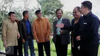 Menkumham, Yasonna Laoly, Mohammad Mahfud M.D dan para pakar ahli hukum berbincang usai rapat koordinasi di Bogor, Jawa Barat, Sabtu (24/9). (Liputan6.com/Gempur M Surya).