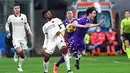 Pemain AS Roma, Kumbulla, berebut bola dengan pemain Fiorentina, Dusan Vlahovic, pada laga Liga Italia di Stadion Artemio Franchi, Rabu (3/3/2021). AS Roma menang dengan skor 2-1. (Jennifer Lorenzini/LaPresse via AP)