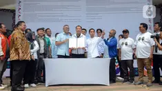 Ketua Badan Pengawas Pemilu (Bawaslu) Rahmat Bagja (kedua kiri) saat menghadiri penandatanganan Komitmen Bersama Kampanye Pemilu Berintegritas di Media Sosial Pemilu 2024 oleh perwakilan partai di Thamrin 10 Food and Creative Park, Jakarta, Minggu (21/1/2024). Bawaslu mengajak masyarakat untuk bersama-sama mengawasi dan lapor dugaan pelanggaran Pemilu ke Bawaslu. (merdeka.com/Arie Basuki)