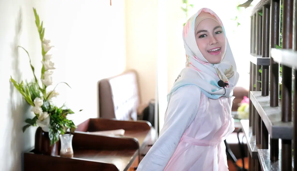 Pemeran film Love is U terdaftar sebagai mahasiswa jurusan arsitektur di Institut Teknologi Nasional (ITENAS). Kesibukannya di cherrybelle dan menekuni kariernya di dunia entertainment membuatnya lambat menyelesaikan studnynya. (Adrian Putra/Bintang.com)