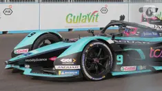 Pembalap Jaguar TCS Mitch Evans (kiri) beradu kecepatan pada balapan Formula E seri kesembilan di Jakarta International E-Prix Circuit (JIEC), Jakarta, Sabtu (4/6/2022). Pembalap Jaguar TCS Mitch Evans menjadi pemenang usai menjadi yang tercepat menyelesaikan putaran 40 lap dengan catatan waktu 48 menit 28, 424 detik. (Liputan6.com/Herman Zakharia)