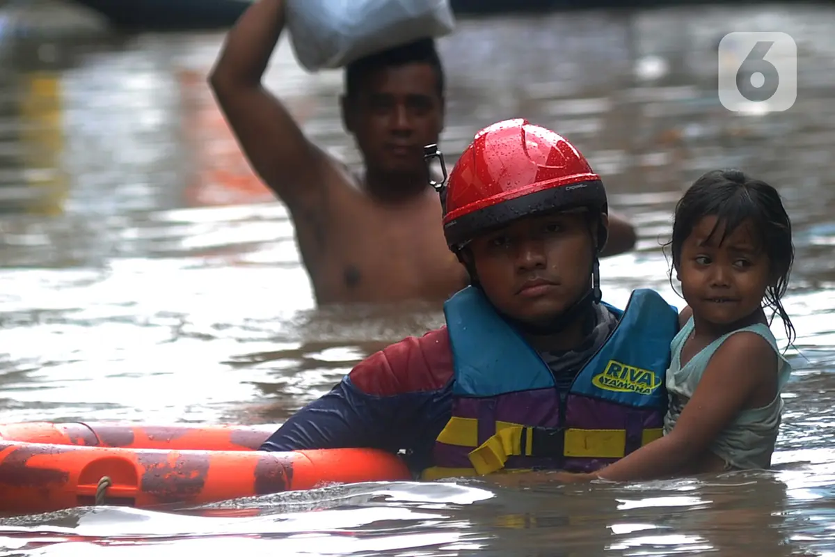 Perjuangan Petugas Damkar Evakuasi Anak-Anak Korban Banjir