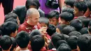 Legenda Barcelona, Andres Iniesta dikelilingi oleh anak-anak selama acara penyambutan di NOEVIR Stadium Kobe, Sabtu (26/5). Iniesta muncul di hadapan publik Jepang sejak menandatangani kontrak bersama Vissel Kobe. (Yohei Nishimura/Kyodo News via AP)