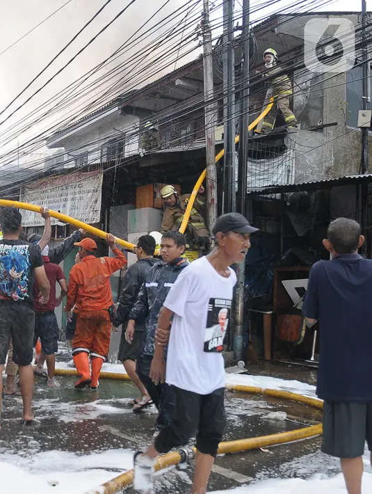 Adanya kebakaran membuat petugas kepolisian melakukan penutupan di jalan tersebut, khusus daerah Pancoran menuju Manggarai. (merdeka.com/Imam Buhori)