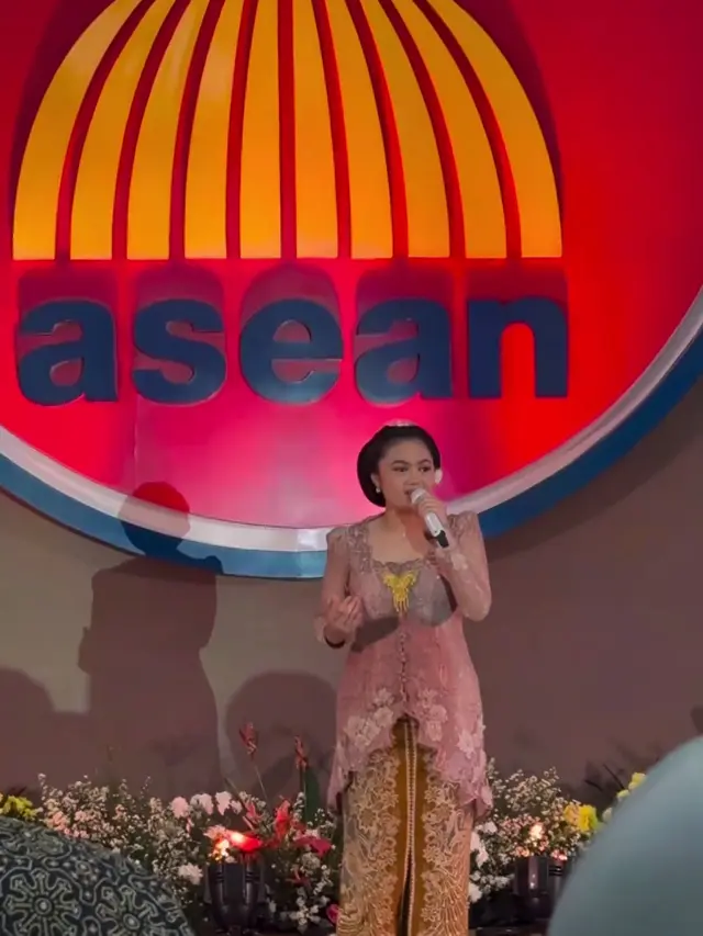 Amora Lemos berkebaya (Instagram/krisdayantilemos)