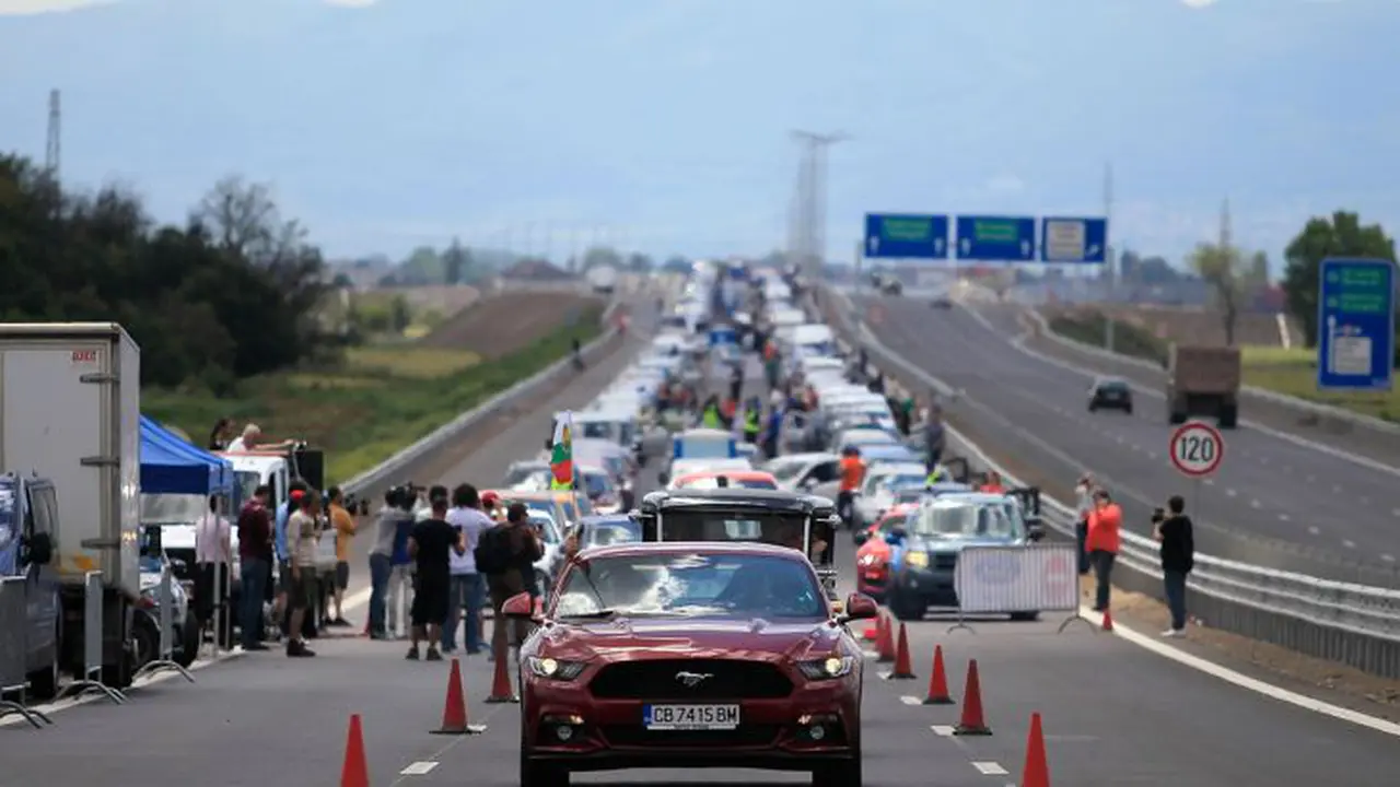 Begini Jadinya Kalau 2.300 Mobil Ford Konvoi di Jalan   