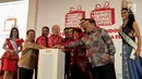 Mendag Enggartiasto Lukito dan Menpar Arief Yahya menekan tombol sebagai tanda dibukanya Hari Belanja Diskon Indonesia (HBDI) dan Happy Birthday Indonesia Festival (HBDIF) di JIExpo Kemayoran, Jakarta, Selasa (15/8). (Liputan6.com/Faizal Fanani)