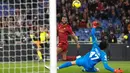 Pemain AS Roma Georginio Wijnaldum mencetak gol ke gawang Sassuolo pada pertandingan sepak bola Serie A Liga Italia di Stadion Olimpiade, Roma, Italia, 12 Maret 2023. AS Roma kalah dari Sassuolo dengan skor 3-4. (AP Photo/Alessandra Tarantino)