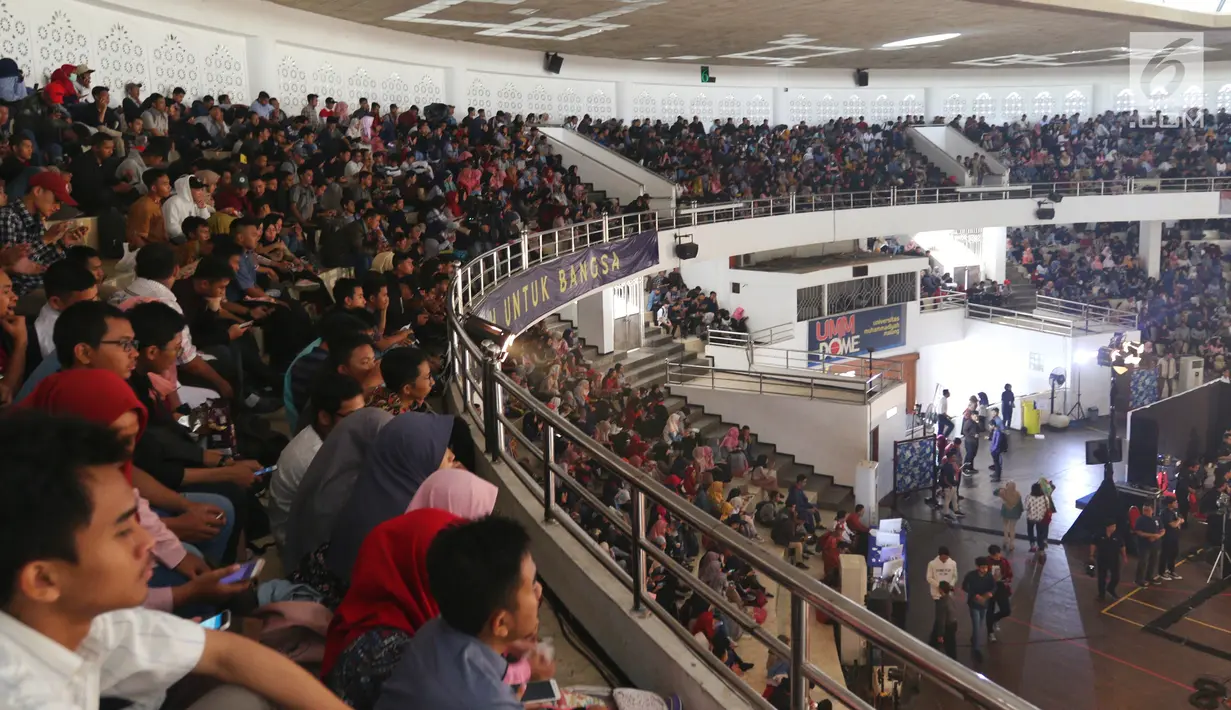 Peserta Emtek Goes To Campus (EGTC) 2018 memadati Auditorium Universitas Muhammadiyah Malang (UMM) di Kota Malang, Rabu (26/9). Acara yang digelar gratis ini menghadirkan tokoh-tokoh inspiratif siap memberikan pengetahuan baru. (Liputan6.com/Johan Tallo)