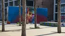 Mural bergambar wajah bintang Barcelona, Lionel Messi, menghiasi sebuah sudut tembok di Barcelona, Catalonia, Sabtu (17/6/2017). (AFP/Josep Lago)