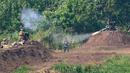 Tentara Amerika Serikat meluncurkan rudal antitank Javelin untuk menyerang sasaran saat latihan militer gabungan Super Garuda Shield 2022 di Baturaja, Sumatera Selatan, Indonesia, Jumat (12/8/2022). (AP Photo/Dita Alangkara)