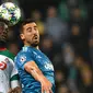 Penyerang Lokomotiv Moscow, Eder berebut bola udara dengan gelandang Juventus, Sami Khedira pada pertandingan Grup D Liga Champions di stadion RZD Arena, Moskow (6/11/2019). Juventus menang 2-1 atas Lokomotiv Moscow. (AFP Photo/Dimitar Dilkoff)