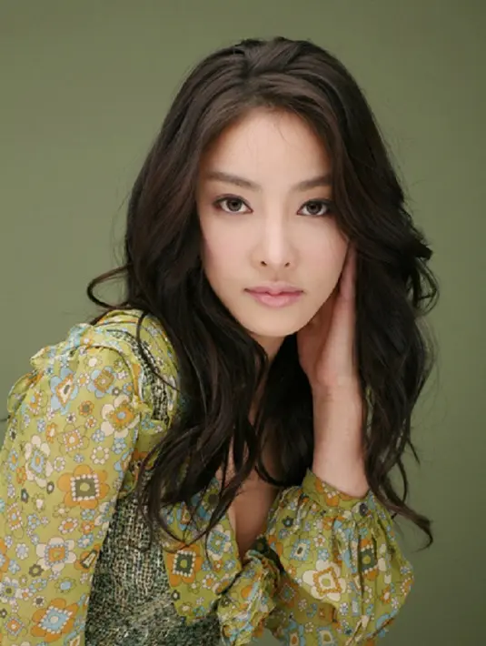 Jang Ja Yeon ditemukan tewas di rumahnya. Ia bunuh diri lantaran merasa dieksploitasi dan mengalami pelecehan seksual selama terjun di dunia hiburan. (Foto: asianwiki.com)