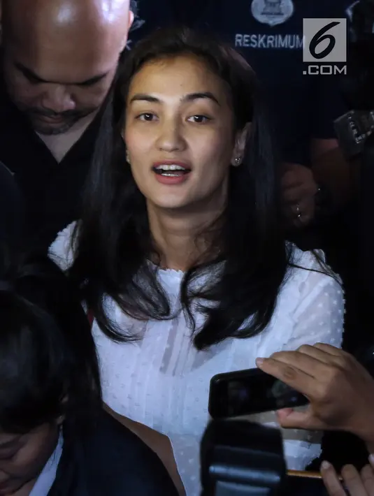 Artis yang juga anak Ratna Sarumpaet, Atiqah Hasiholan berjalan menuju ruang Dirreskrimum Polda Metro Jaya, Selasa (23/10). Atiqah diperiksa sebagai saksi terkait berita hoaks penganiayaan Ratna Sarumpaet. (Liputan6.com/Helmi Fithriansyah)