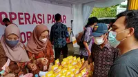 Operasi pasar minyak goreng di Samarinda Kalimantan Timur.