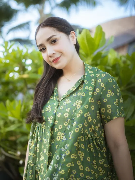 Dalam foto ini terlihat Nagita Slavina hanya mengenakan riasan wajah minimalis. Seperti eyelash extension, alis, dan lipstik yang tak mengurangi kecantikan alaminya sama sekali. Foto: Instagram.