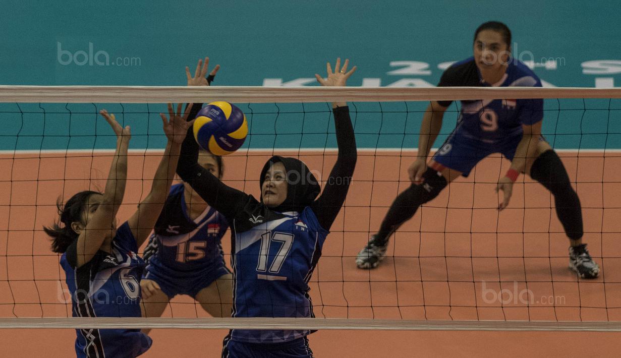 Pevoli Indonesia, Wilda Siti Nurfadhilah, menahan serangan Vietnam pada laga SEA Gmaes di MITEC, Kuala Lumpur, Sabtu (26/8/2017). Indonesia lolos ke final setelah menang 3-2 atas Vietnam. (Bola.com/Vitalis Yogi Trisna)