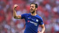 3. Cesc Fabregas - Kedatangan Maurizio Sarri membuat Fabregas mengalami periode yang kelam di Chelsea. Sarri lebih menduetkan Kante dengan Jorginho yang baru saja didatangkan Chelsea dengan biaya yang tidak sedikit. (AFP/Glyn Kirk)