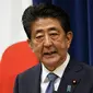 Perdana Menteri Jepang Shinzo Abe berbicara dalam konferensi pers di Kediaman Resmi Perdana Menteri, Tokyo, Jepang, Jumat (28/8/2020). Shinzo Abe pada 28 Agustus 2020 mengumumkan bahwa dia mengundurkan diri sebagai Perdana Menteri Jepang karena masalah kesehatan. (Franck ROBICHON/POOL/AFP)