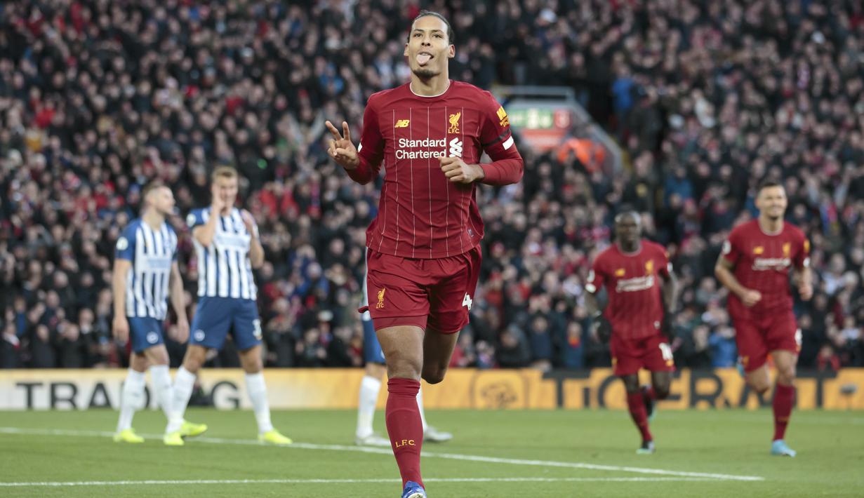 Bek Liverpool, Virgil van Dijk berselebrasi usai mencetak gol keduanya ke gawang  Brighton and Hove Albion pada pertandingan lanjutan Liga Inggris di Stadion Anfield (30/11/2019). Liverpool menang tipis atas Brighton 2-1. (AP Photo/Jon Super)