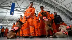 Anggota tim penyelamat Korea Selatan bersiap naik pesawat untuk berangkat ke Turki yang dilanda gempa di Bandara Internasional Incheon, Incheon, Korea Selatan, 7 Februari 2023. Korea Selatan mengumumkan akan menerjunkan 60 personel regu pencairan dan penyelamatan ke wilayah terdampak gempa di Turki. (AP Photo/Ahn Young-joon)
