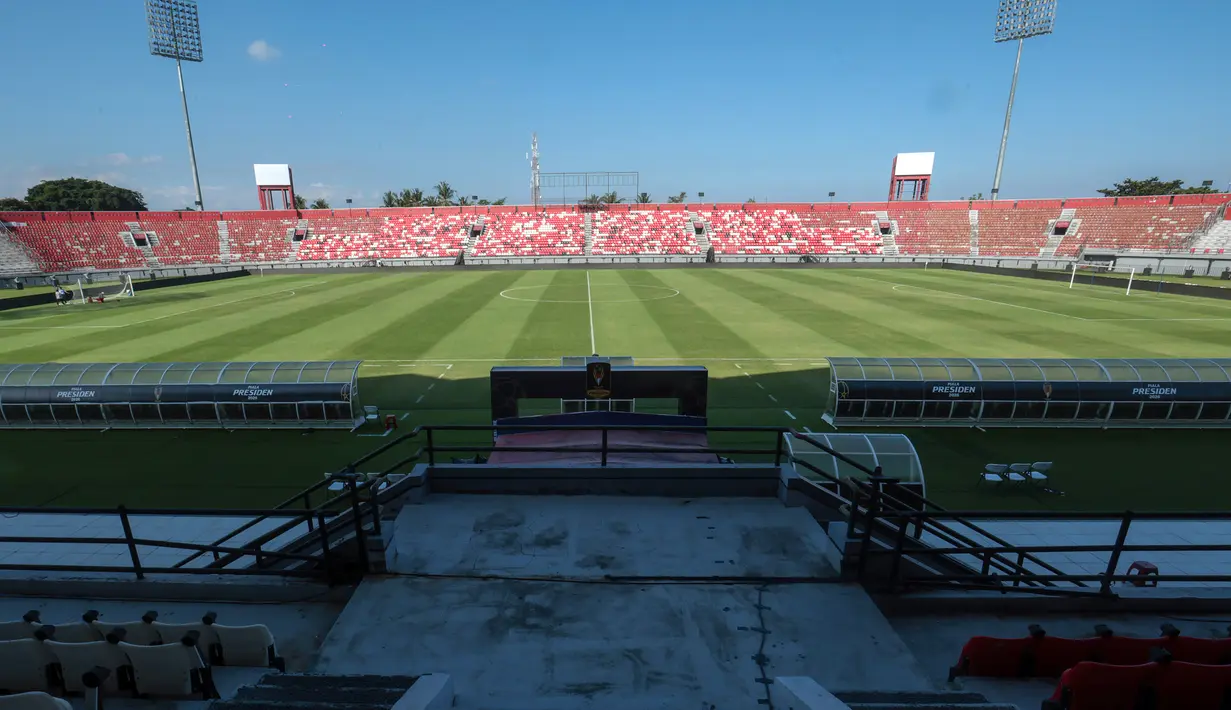 Pemandangan lapangan Stadion Kapten I Wayan Dipta, Gianyar, Bali, yang telah siap menggelar final Piala Presiden 2026 antara Persib Bandung dan Persebaya Surabaya. Partai puncak ini mempertemukan dua klub besar dengan sejarah panjang di sepak bola Indonesia yang telah puluhan kali bentrok di berbagai ajang. Persib melaju ke final setelah menyingkirkan Persija Jakarta 2-1, sedangkan Persebaya memastikan tiket usai mengalahkan Arema FC di babak semifinal. (KapanLagi.com/Budy Santoso)