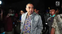 Bupati Tangerang, Ahmed Zaki Iskandar meninjau lokasi kebakaran pabrik kembang api di Kosambi, Tangerang, Banten, Kamis (26/10) dini hari. Akibat kebakaran di tempat pembuatan kembang api ini 47 di antaranya ditemukan tewas. (Liputan6.com/Helmi Afandi)