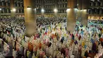 Jamaah muslimah memenuhi masjid Istiqlal untuk menjalankan shalat tarawih pertama Ramadan 1437 H, Jakarta, Minggu (5/6/2016). Berdasar, hasil sidang isbat ditetapkan 1 Ramadan jatuh pada Senin (6/6/2016). (Liputan6.com/Helmi Fithriansyah)