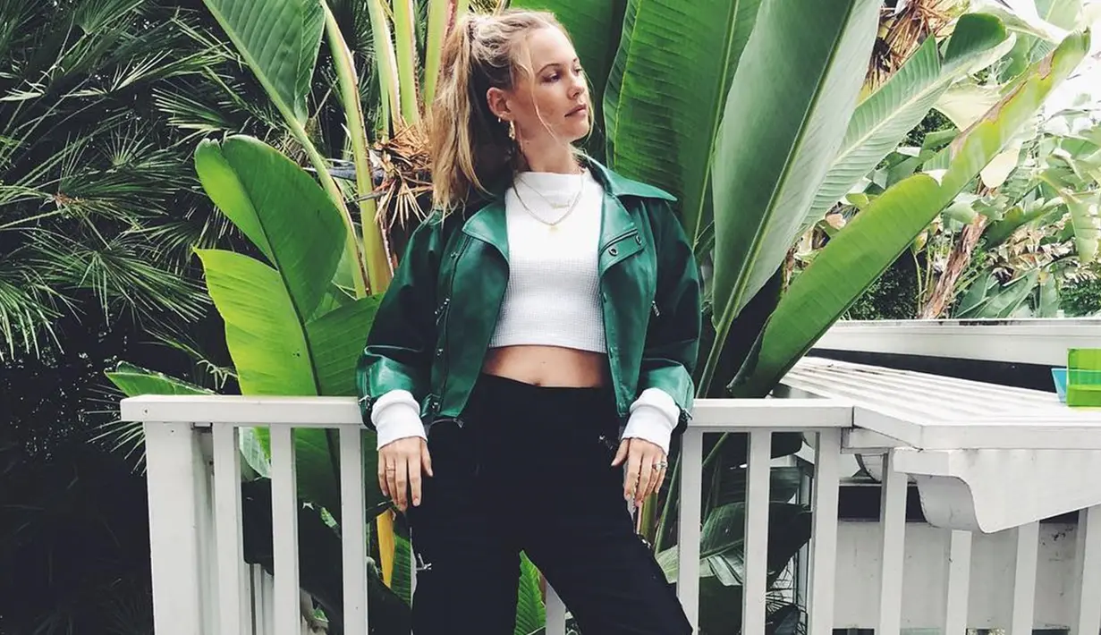 Penampilan Behati Prisloo dengan menggunakan busana turtle neck yang dipadukan dengan jaket kulit berwarna hijau ini juga memesona. Meski terlihat sederhana, gaya busana Behati mampu mencuri perhatian netizen. (Liputan6.com/IG/@behatiprinsloo)