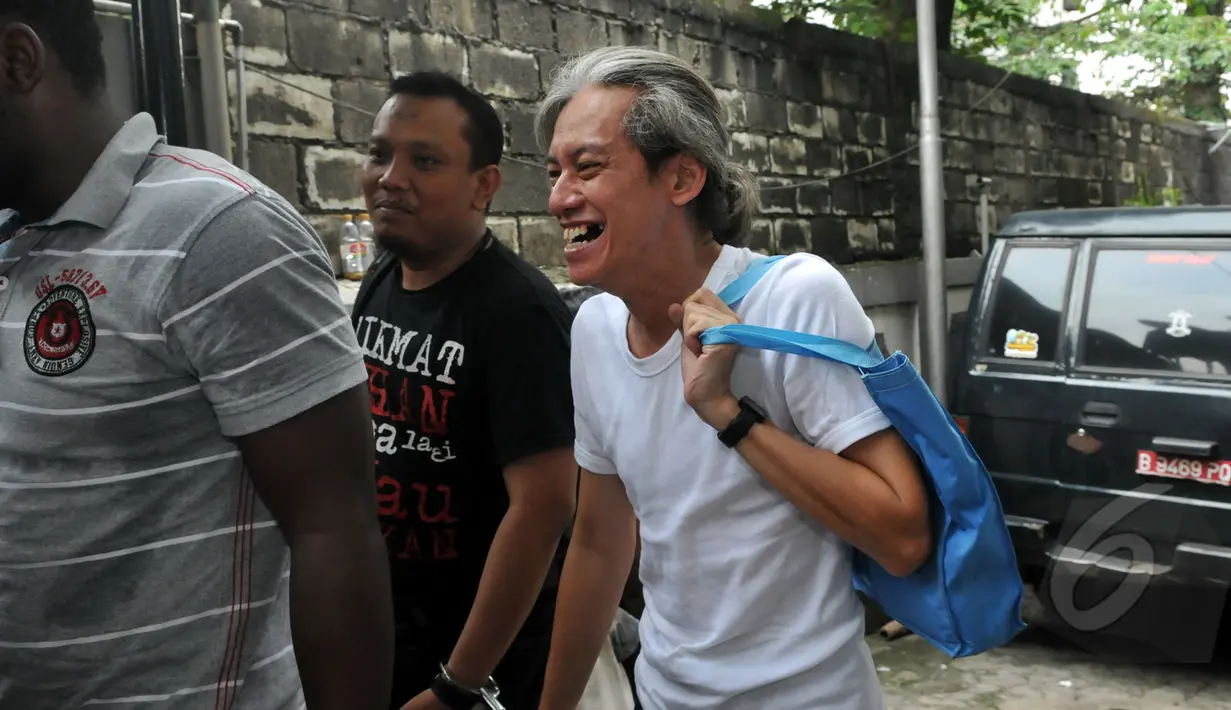 Fariz RM kembali menjalani sidang atas kasus pemakaian narkoba di Pengadilan Negeri Jakarta Selatan, Rabu (15/4/2015). Fariz terlihat tersenyum saat turun dari mobil tahanan yang membawanya. (Liputan6.com/Panji Diksana)