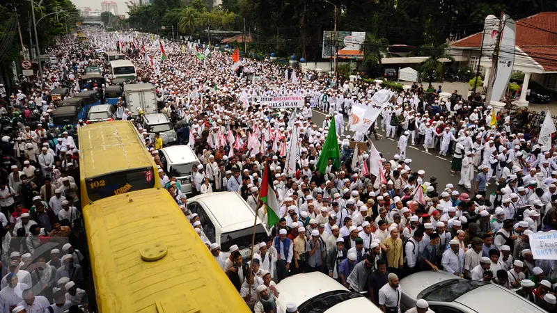 20161014-Ratusan-Ribu-Umat-Muslim-Tuntut-Ahok-Mundur-HEL