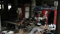 Warga beraktivitas di permukiman kolong Jalan Tol Pelabuhan, Tanjung Priok, Jakarta, Senin (23/4). Mahalnya harga hunian di Ibu Kota membuat mereka tinggal di kawasan tersebut meski dengan kondisi lingkungan kumuh dan kotor. (Liputan6.com/Arya Manggala)