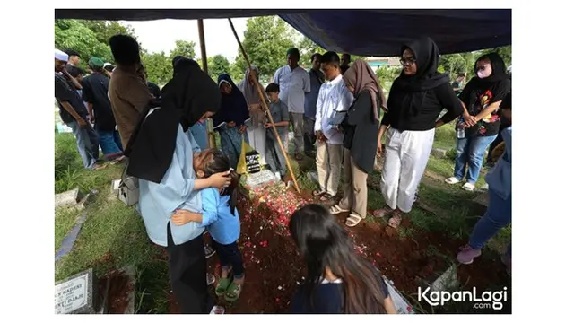Terkena Strok, Ini 6 Potret Pemakaman Otis Pamutih Pemain 'Suami-Suami Takut Istri'