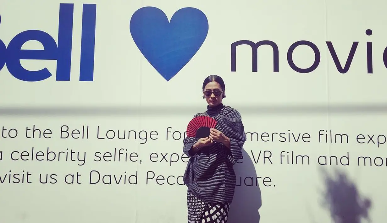 Aktris Ayu Laksmi berpose saat menghadiri pemutaran film di Toronto, Kanada. Perempuan asal Bali ini memulai kariernya sebagai penyanyi rock. (instagram/ayulaksmibali)