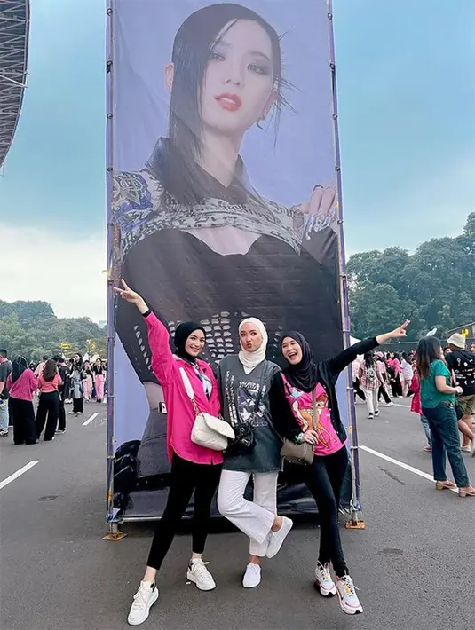 <p>"Pas sorenya kok aku penasaran ya, akhirnya dipungut lg dikotak sampah pas liat woww garis 2 tp 1nya masih samarr bangett. Akhirnya langsung beli testpack banyak dan katanya udah 2-3weeks." lanjut Ryana Dea lagi. [Instagram/ryana_dea]</p>