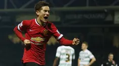 Ander Herrera gelandang Manchester United memperlihatkan kemampuan menjadi seorang kiper handal saat sesi latihan bersama MU.