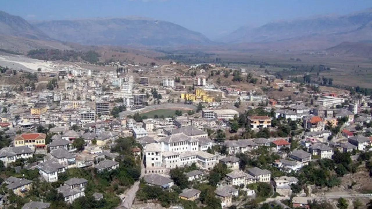 Kota Gjirokaster di Albania