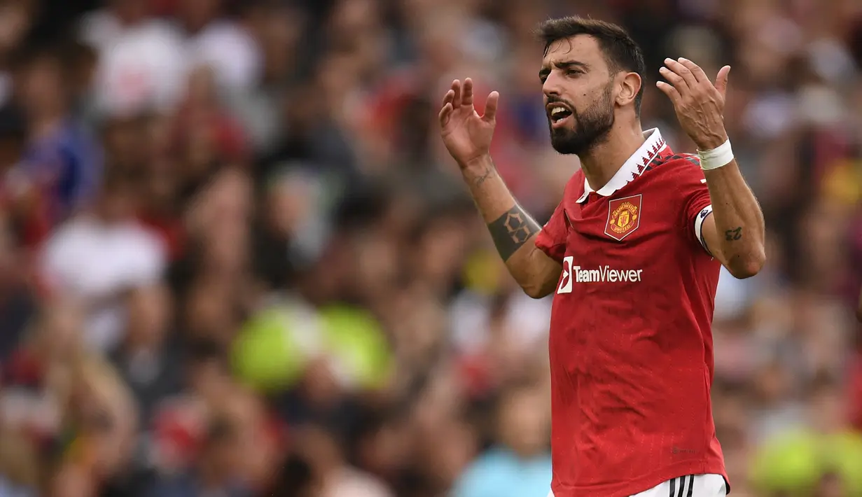 Bruno Fernandes. Gelandang serang Portugal berusia 28 tahun yang kini menjalani musim ke-4 bersama Manchester United saat ini memiliki nilai pasar sebesar 85 juta euro atau setara Rp1,27 triliun. Tampil sebaagi pilihan utama di bawah pelatih Erik ten Hag, ia telah tampi 6 kali di Liga Inggris musim 2022/2023 ini dengan torehan 1 gol dan 1 assist. (AFP/Oli Scarff)