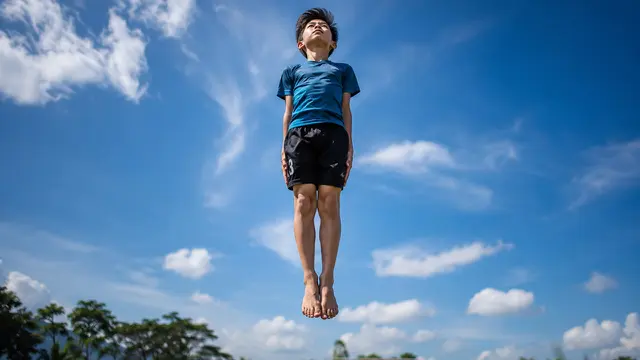 anak melompat