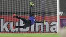Kiper PSM Makassar, Hilman Syah mencoba menjangkau bola saat melawan PSS Sleman dalam laga pekan ke-12 BRI Liga 1 2021/2022 di Stadion Manahan, Solo, Kamis (18/11/2021). (Bola.com/Bagaskara Lazuardi)